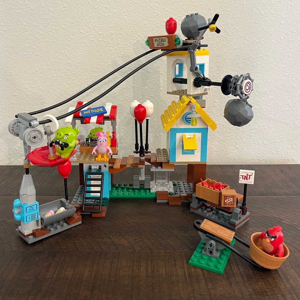 Lego *RETIRED* 75824 Angry Birds Pig City Tear Down 386 pcs Ages 7-14